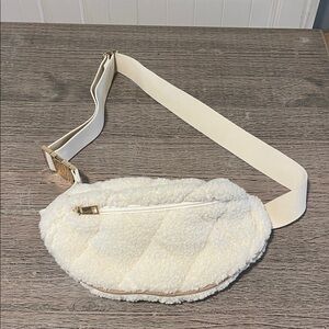 Shiraleah White Sherpa Crossbody Belt Bag‎
